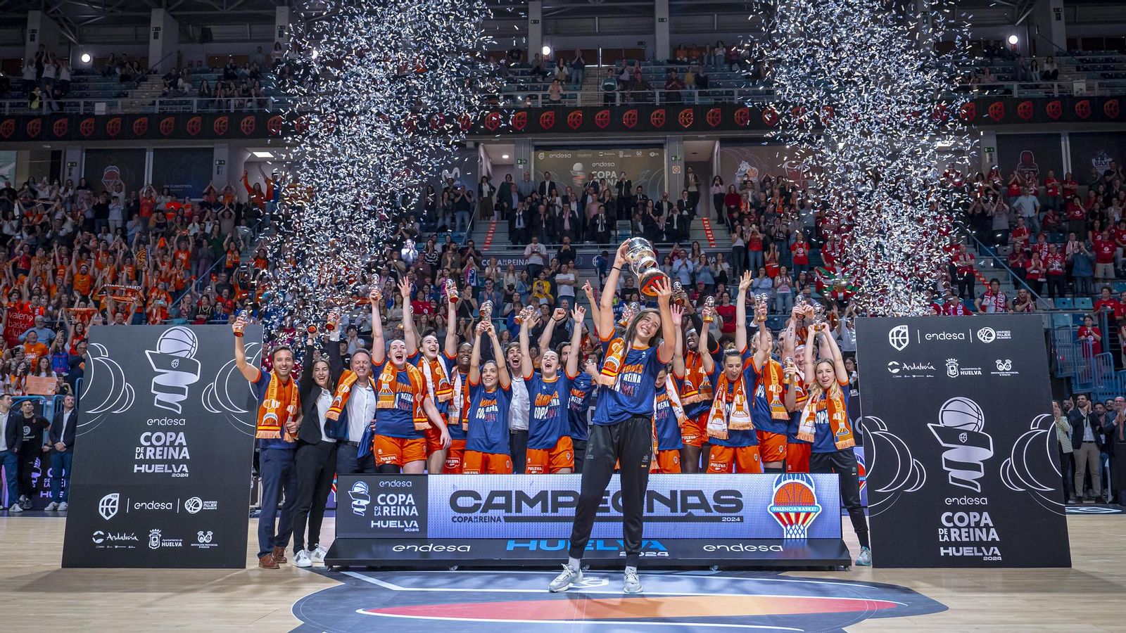 Raquel Carrera alça la copa de campiones