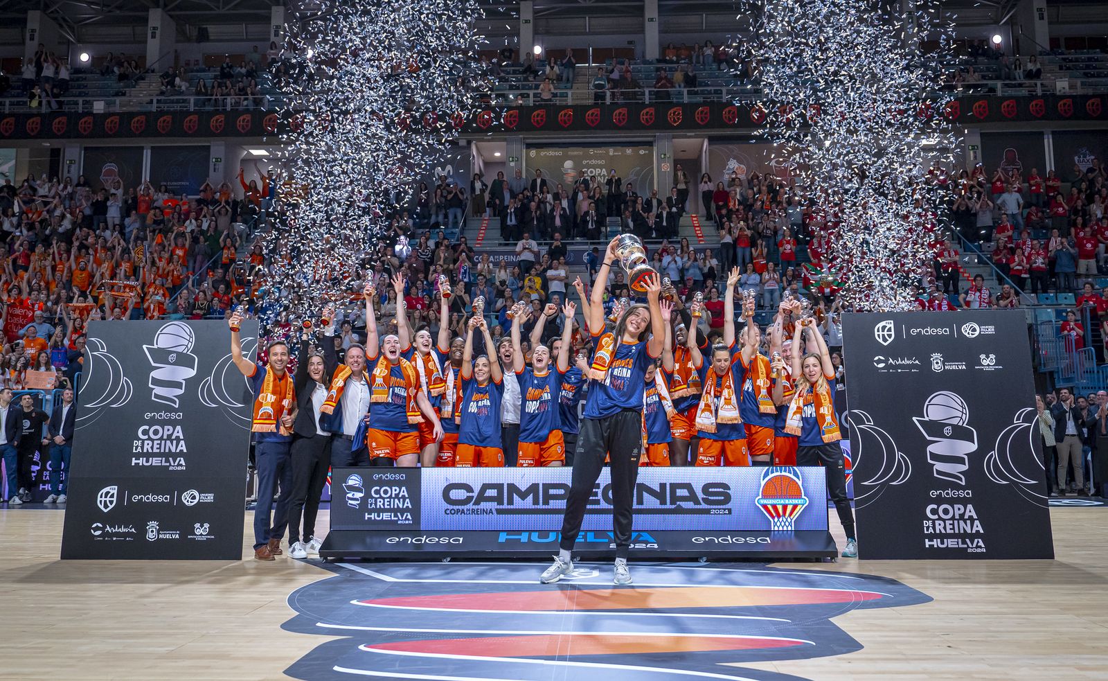 Raquel Carrera alça la copa de campiones