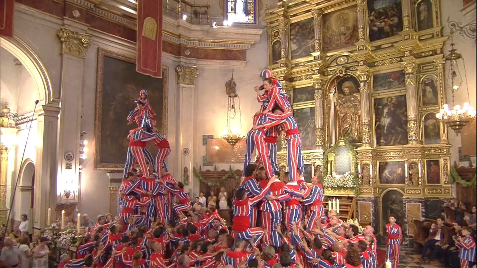 La Muixeranga d'Algemesí s'alça dins de la Basílica Menor de Sant Jaume Apòstol