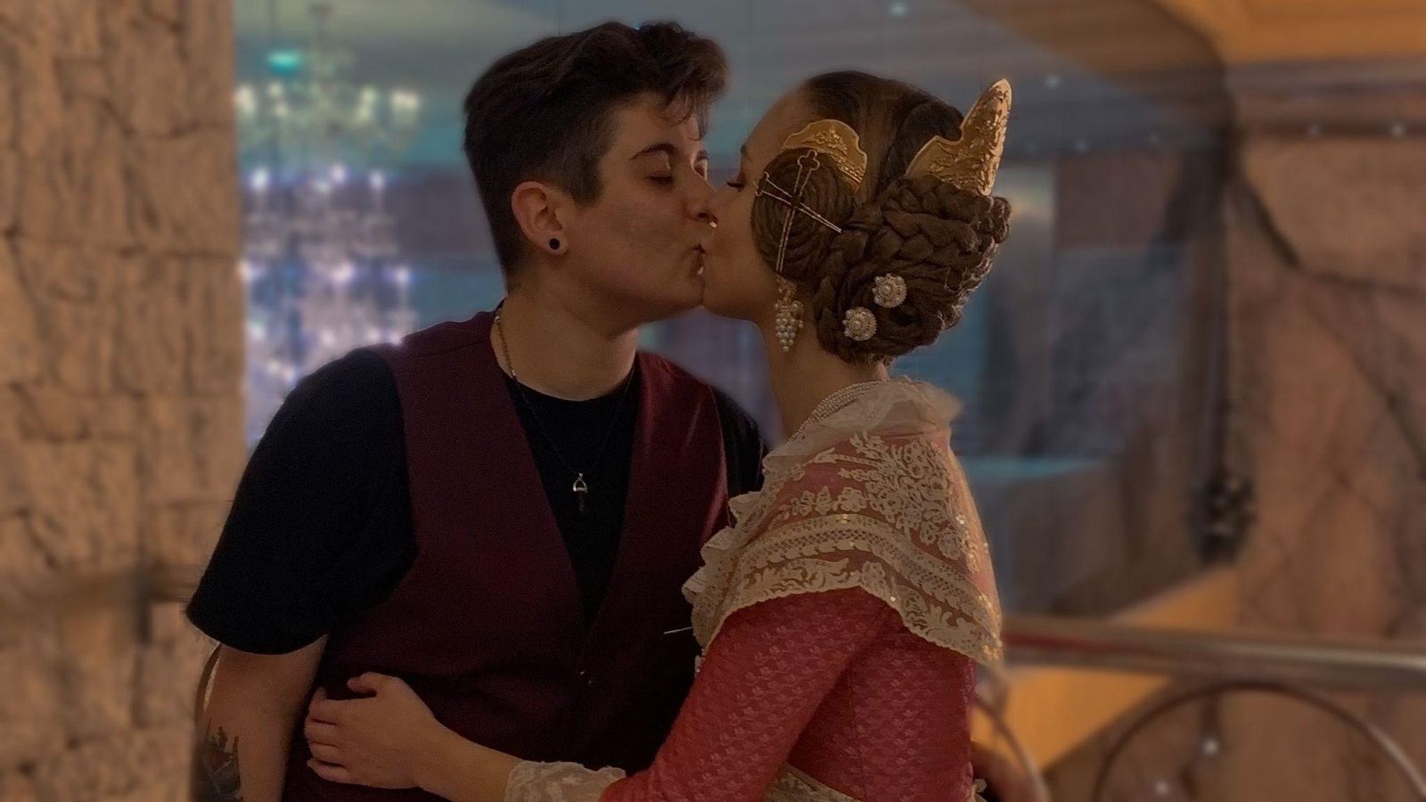 Alícia, vestida amb el tradicional vestit de fallera, juntament amb la seua nòvia Laura