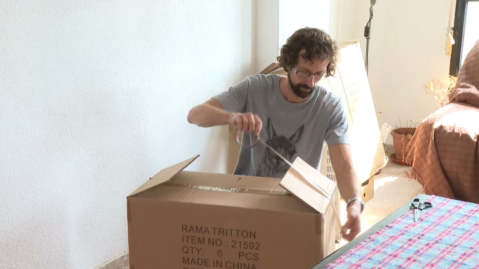 En la imatge, Daniel González prepara caixes per al seu desnonament imminent