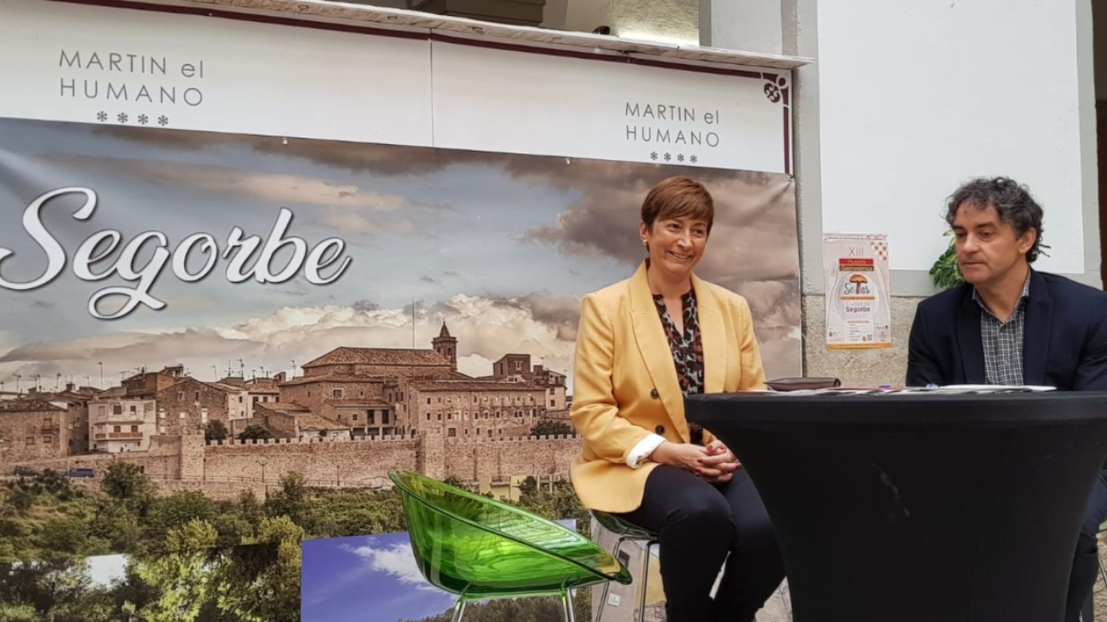 Francesc Colomer i l'alcaldessa de Sogorb, María Carmen Climent, aquest dijous en la presentació de la Mostra de bolets