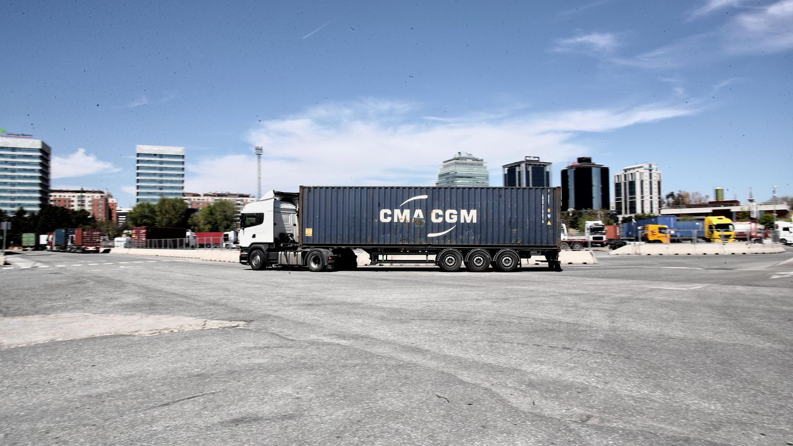 Camions en una estació de mercaderies, en una imatge d'arxiu Camions en una estació de mercaderies, en una imatge d'arxiu
