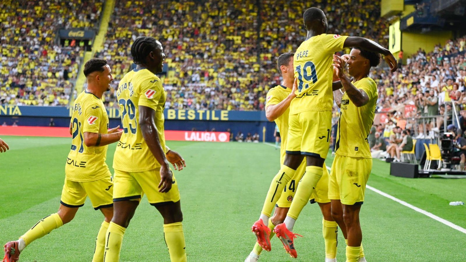 Pépé i Buchanan celebren un dels gols