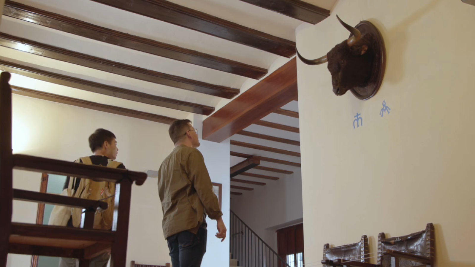 L'edifici deu el seu nom al cap de bou que presidix l'entrada principal 