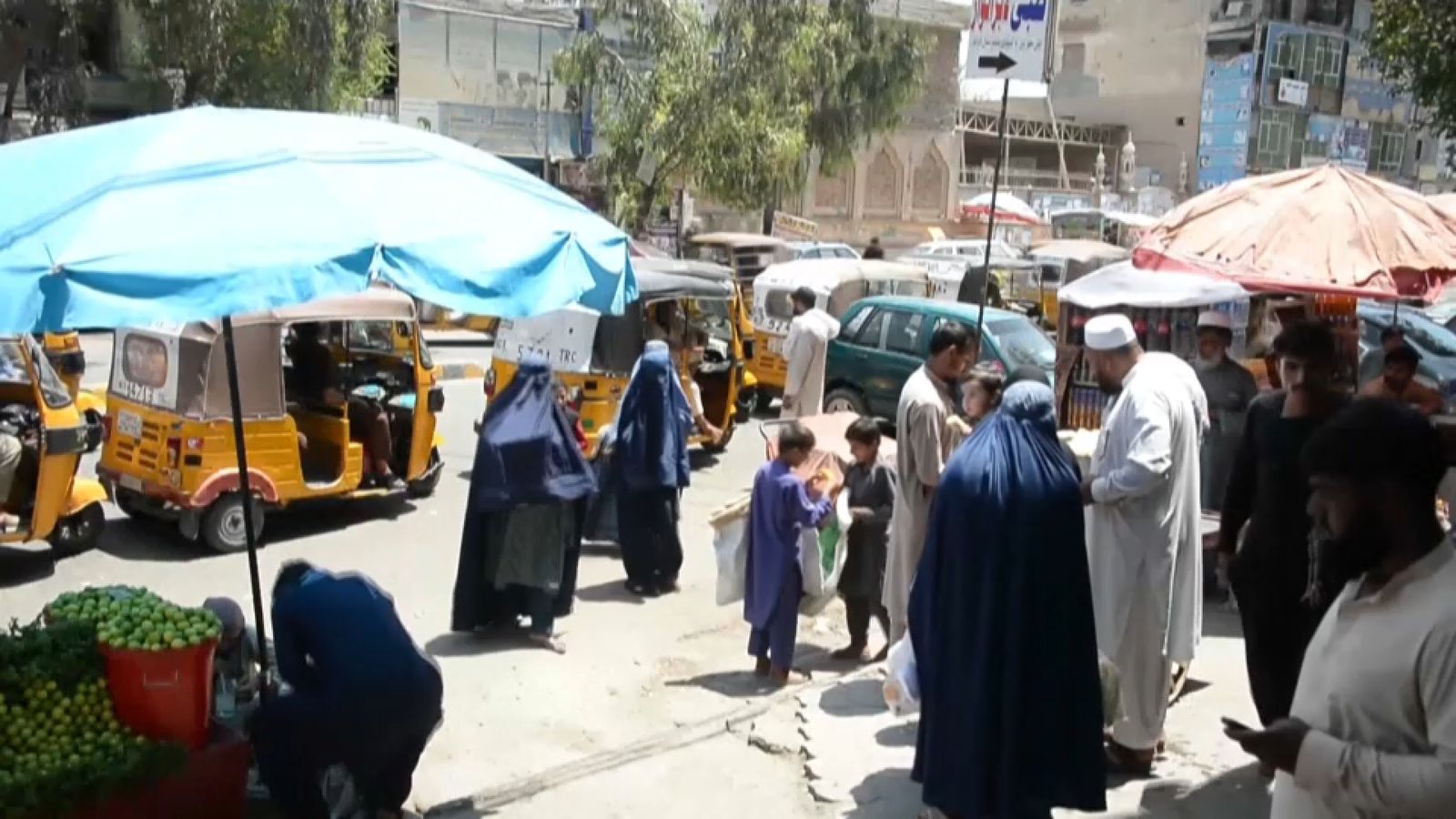 Un grup de dones prop d'una parada de taxis a Kabul