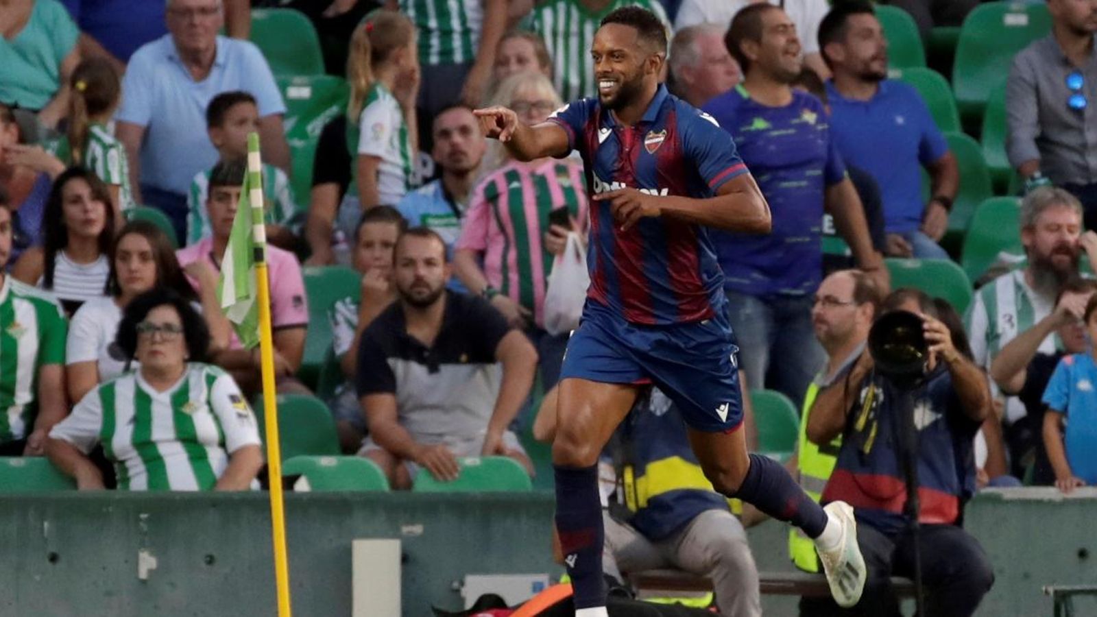 Hernani Santos ha marcat el primer gol amb el Llevant al Benito Villamarín Hernani Santos ha marcat el primer gol amb el Llevant al Benito Villamarín