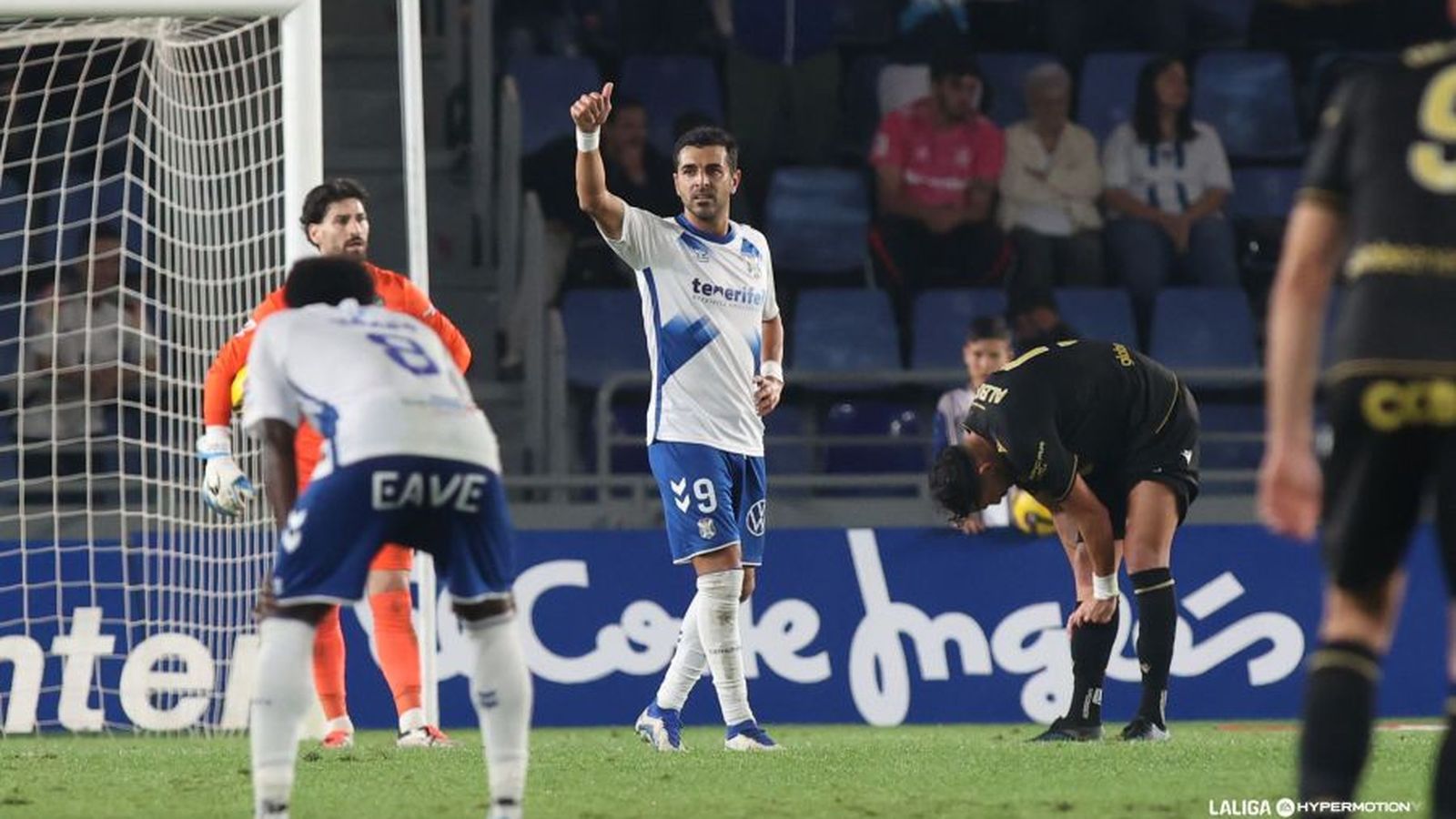 Alberto es lamenta després d'un gol local
