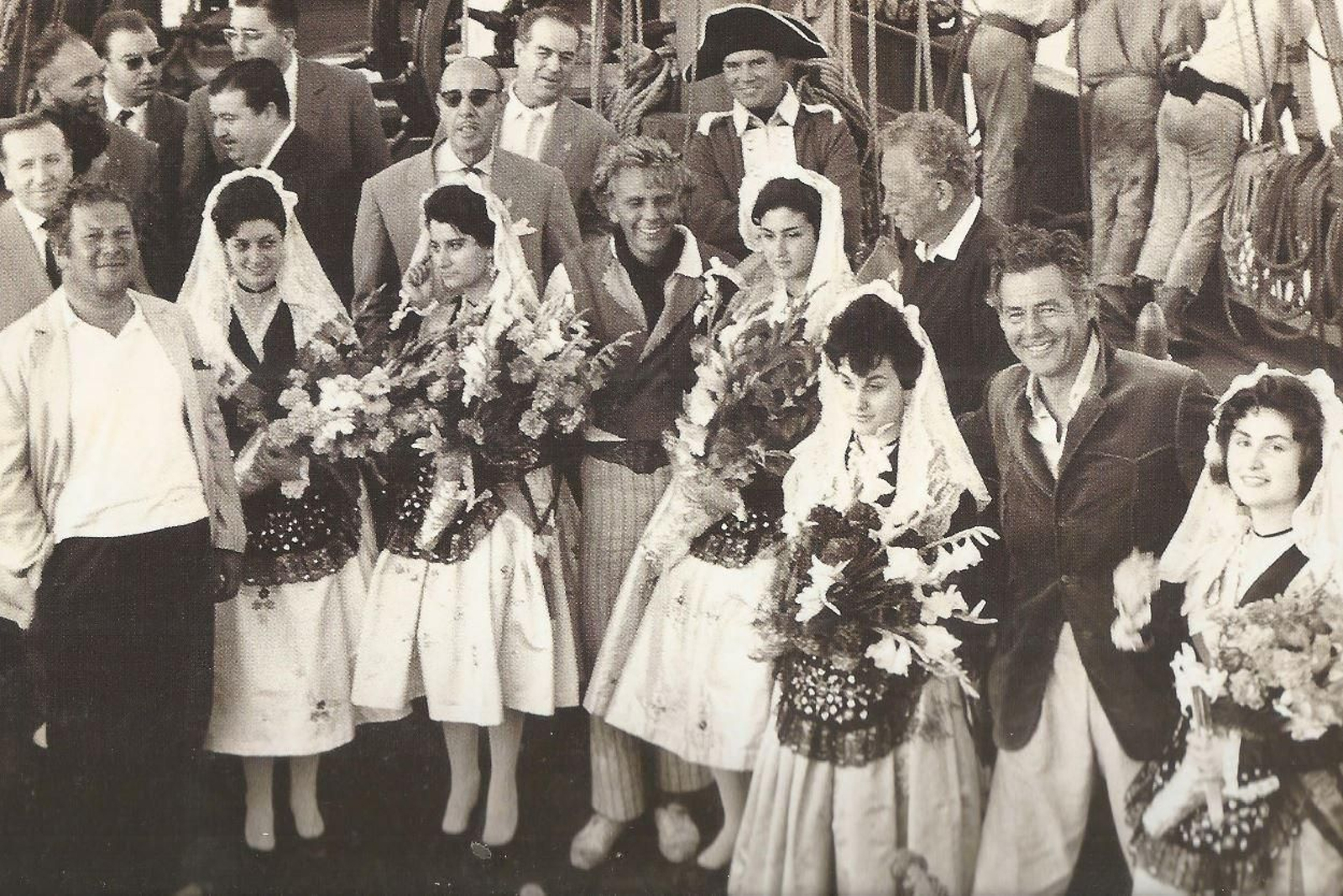 Imatge del 1961. En un ple de Fogueres es va acordar l'obligatorietat que totes les belleses i les seues dames lluiren el vestit de novia alacantina