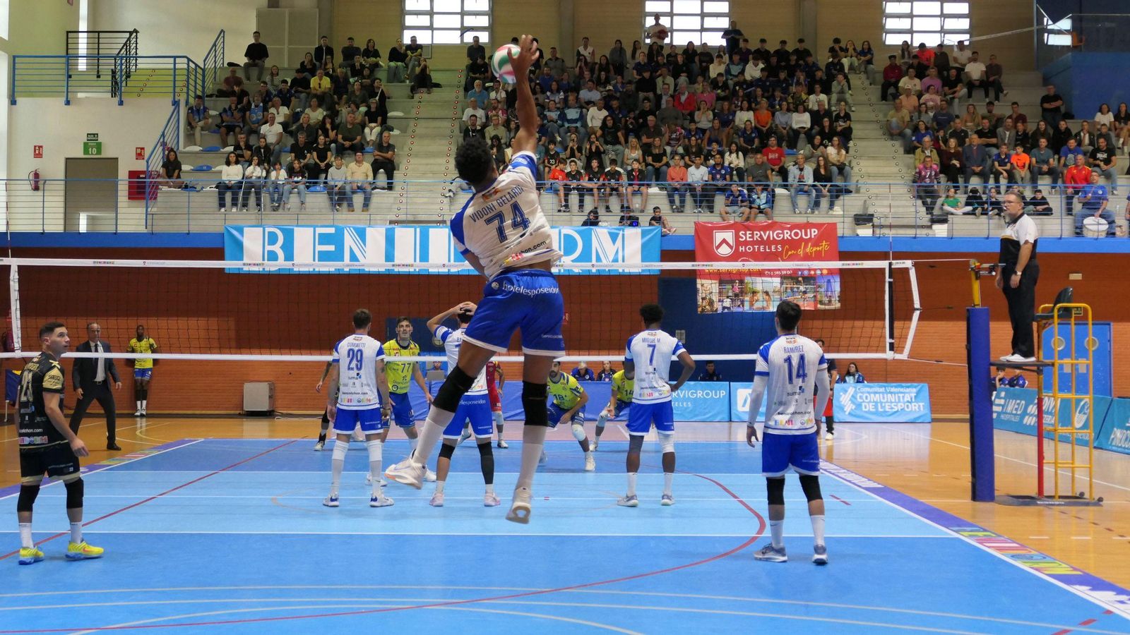 Un jugador del Platges de Benidorm fa la treta