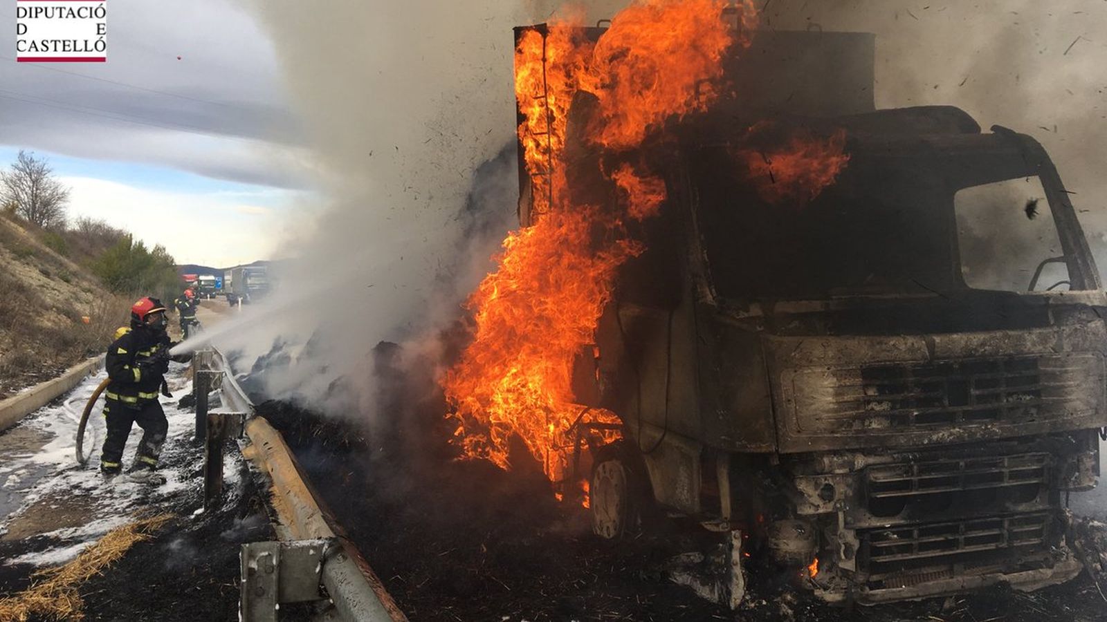Els bombers, durant els treballs d'extinció