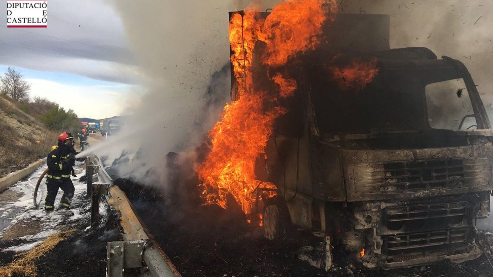 Els bombers, durant els treballs d'extinció