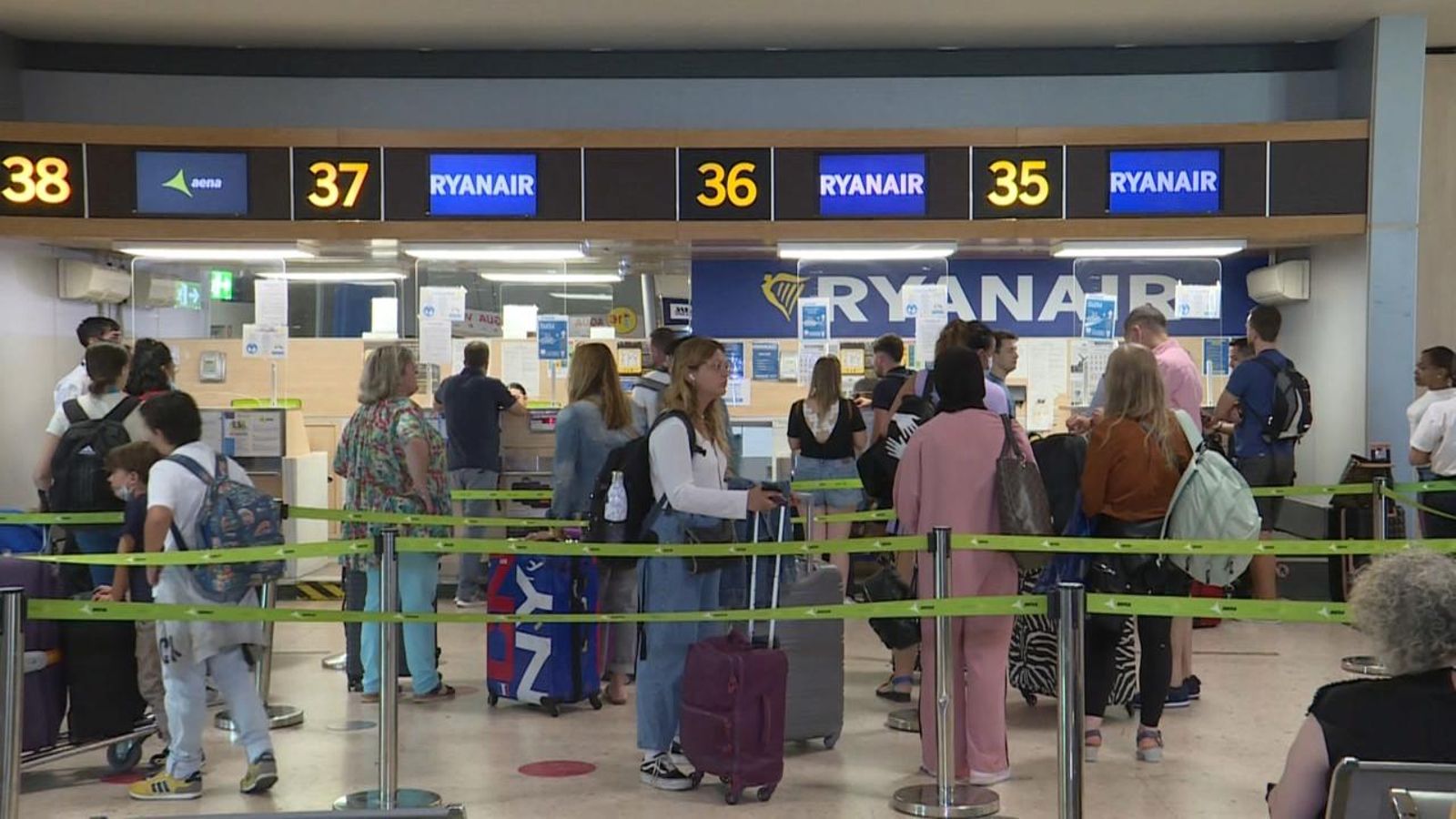 En els principals aeroports espanyols s'estan produint llargues cues