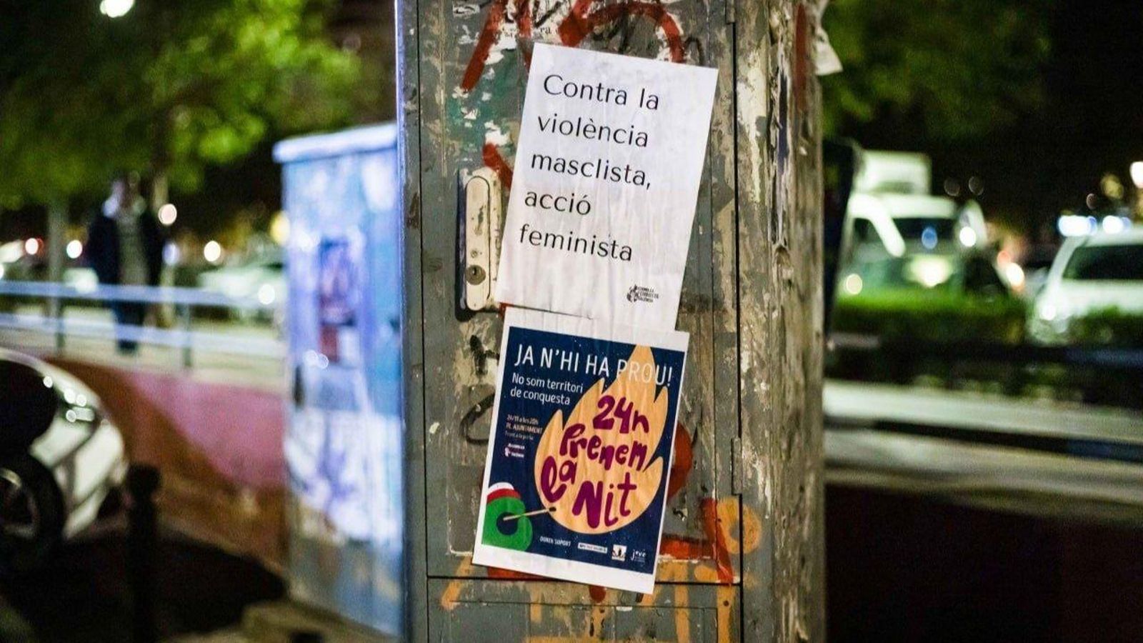 Una de les accions que s'ha dut a terme durant la marxa ha sigut una pegada de cartells amb missatges feministes