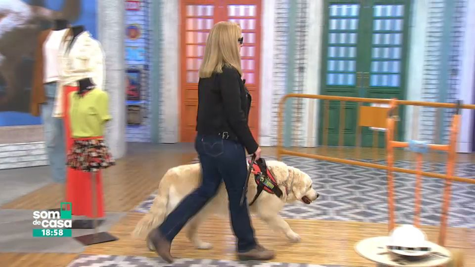 Fanton guiant Isabel a través del plató de 'Som de casa'