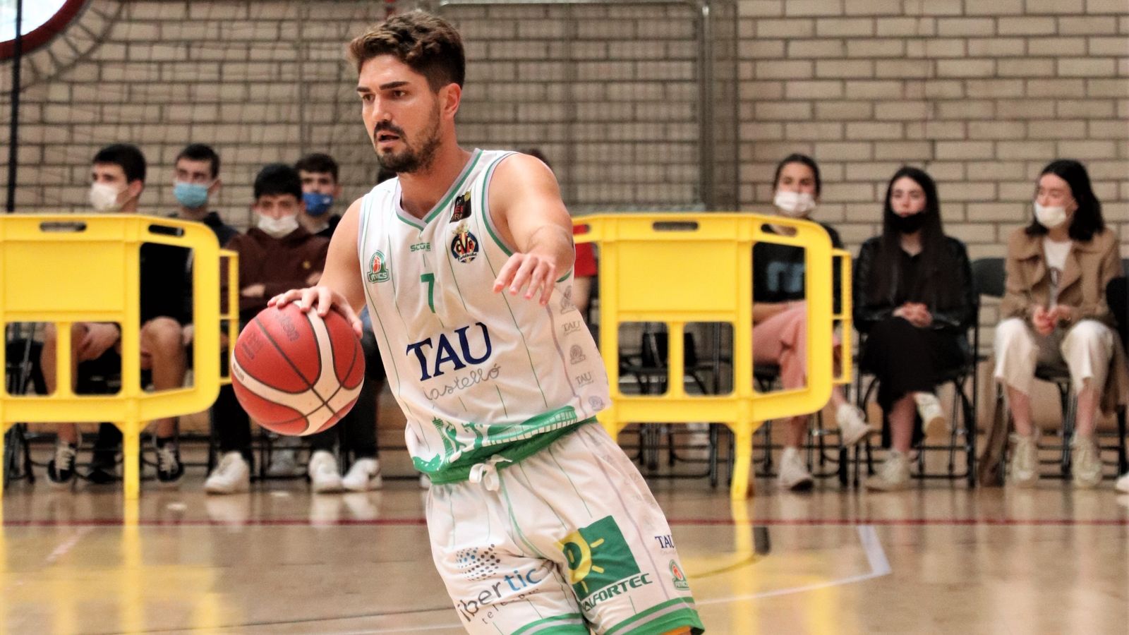 Óscar Alvarado, durant el partit al xicotet pavelló d'