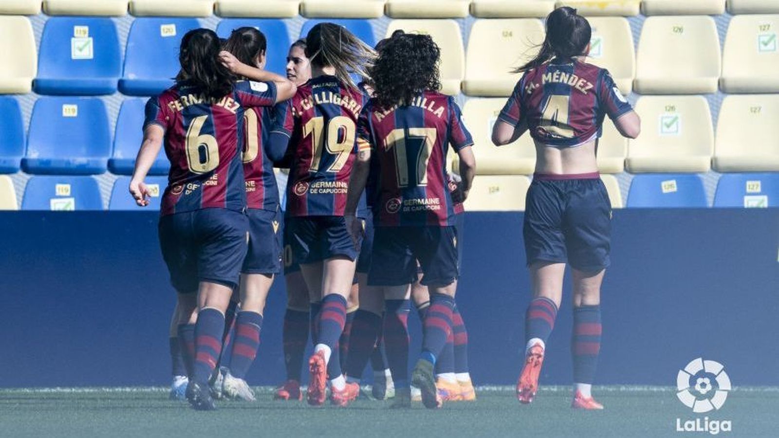 Les jugadores granotes celebren un dels gols