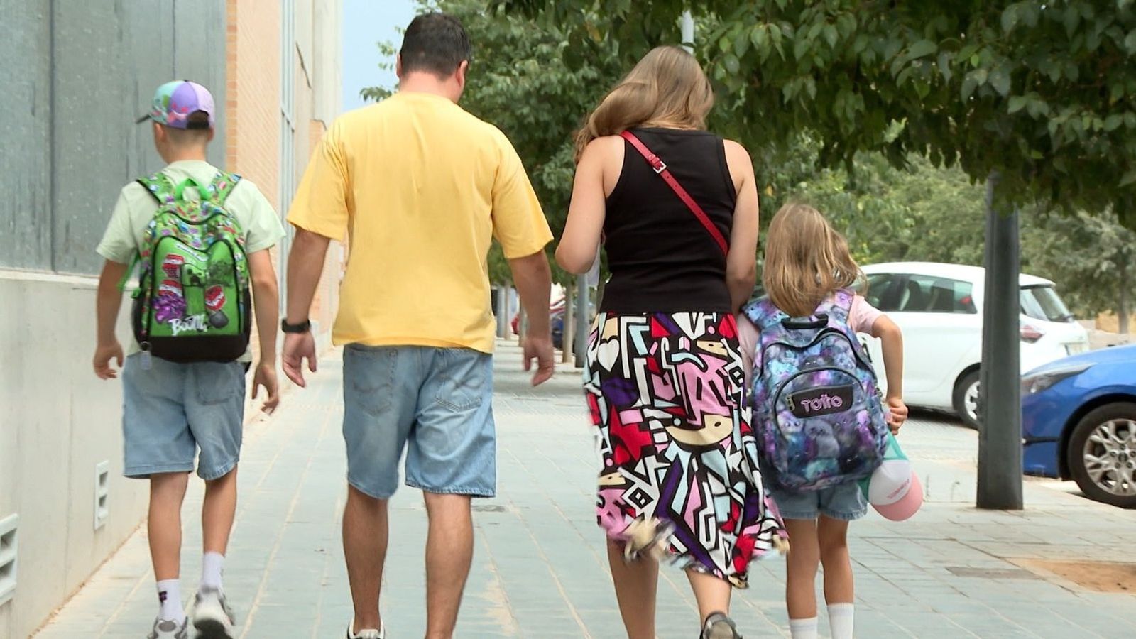 Una família caminant pel carrer, en una imatge d'arxiu