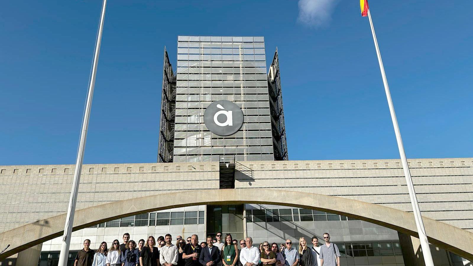 Participants i representants d'À Punt en la jornada Open House Valencia a les intal·lacions de Burjassot
