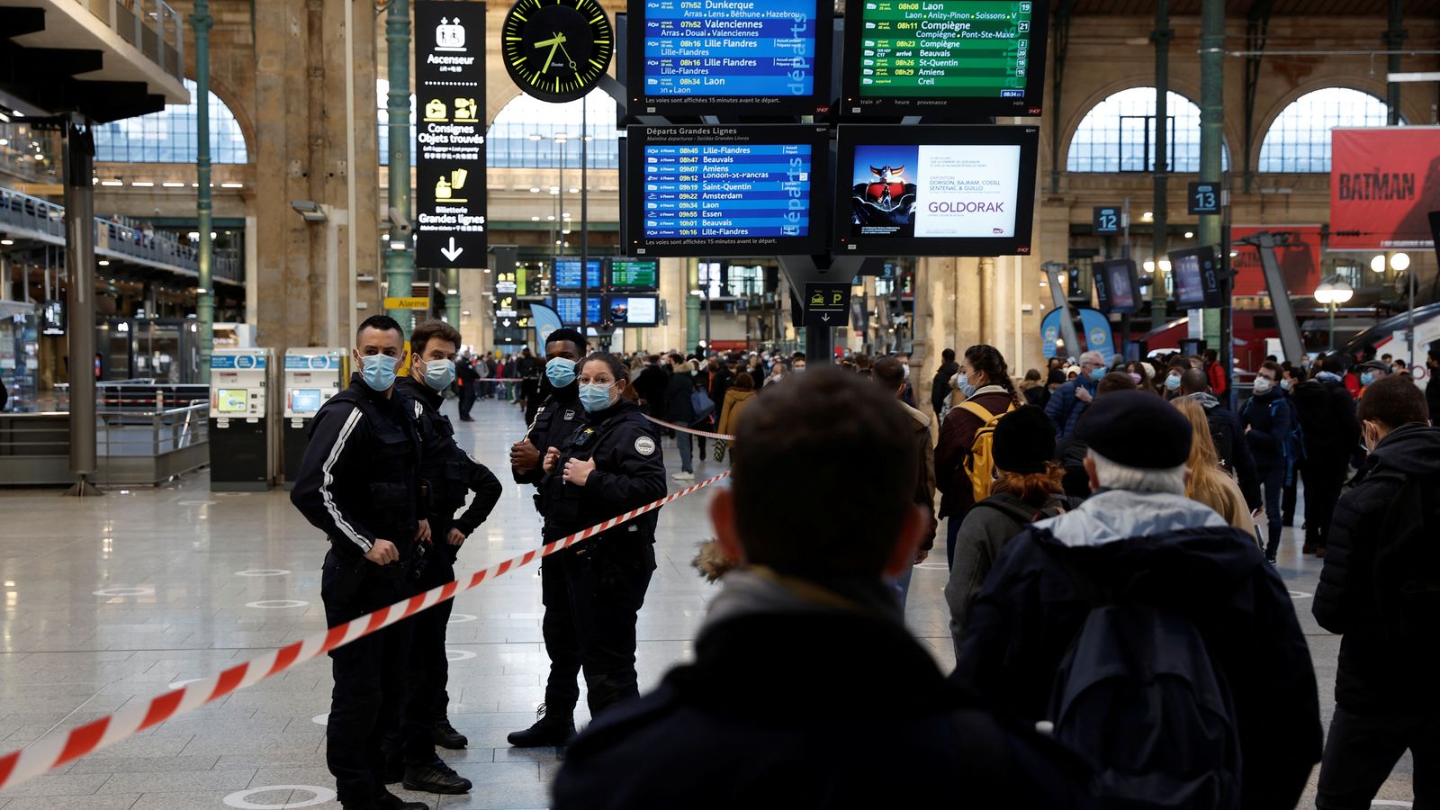 Cordó de seguretat policial en l'Estació del Nord de París, moments després de l'incident
