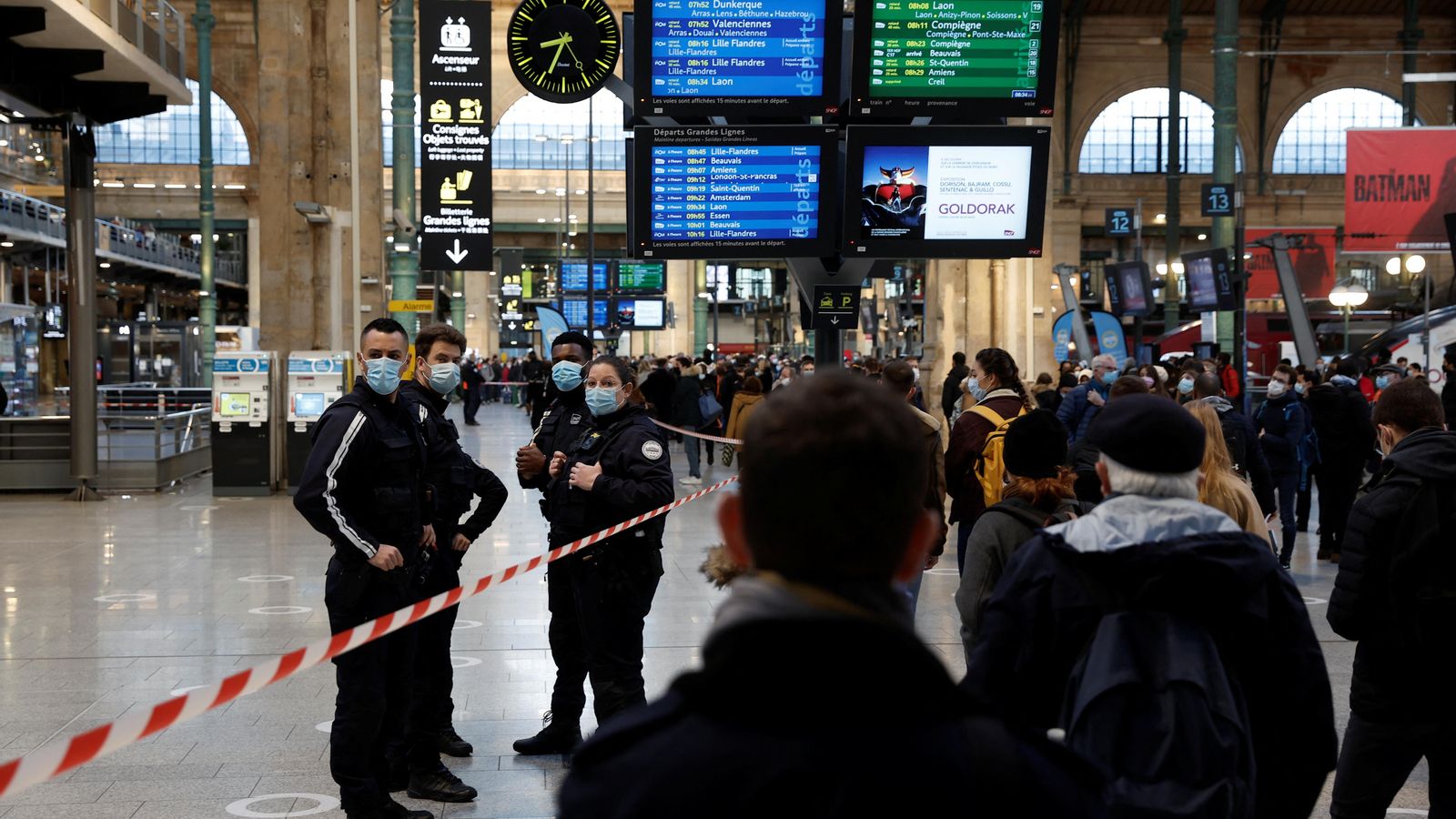 Cordó de seguretat policial en l'Estació del Nord de París, moments després de l'incident