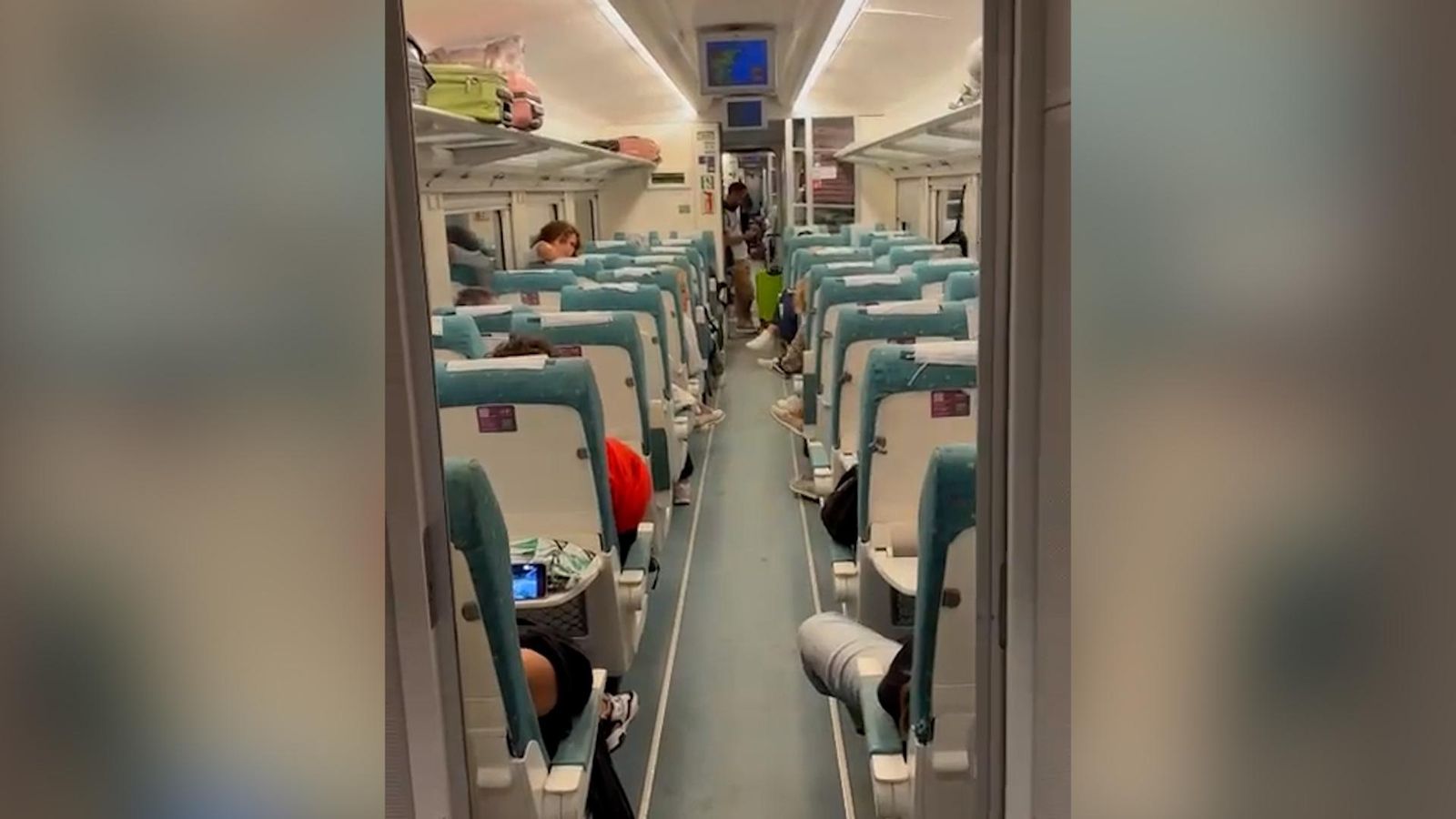 Tren de Renfe parat a l'entrada de València