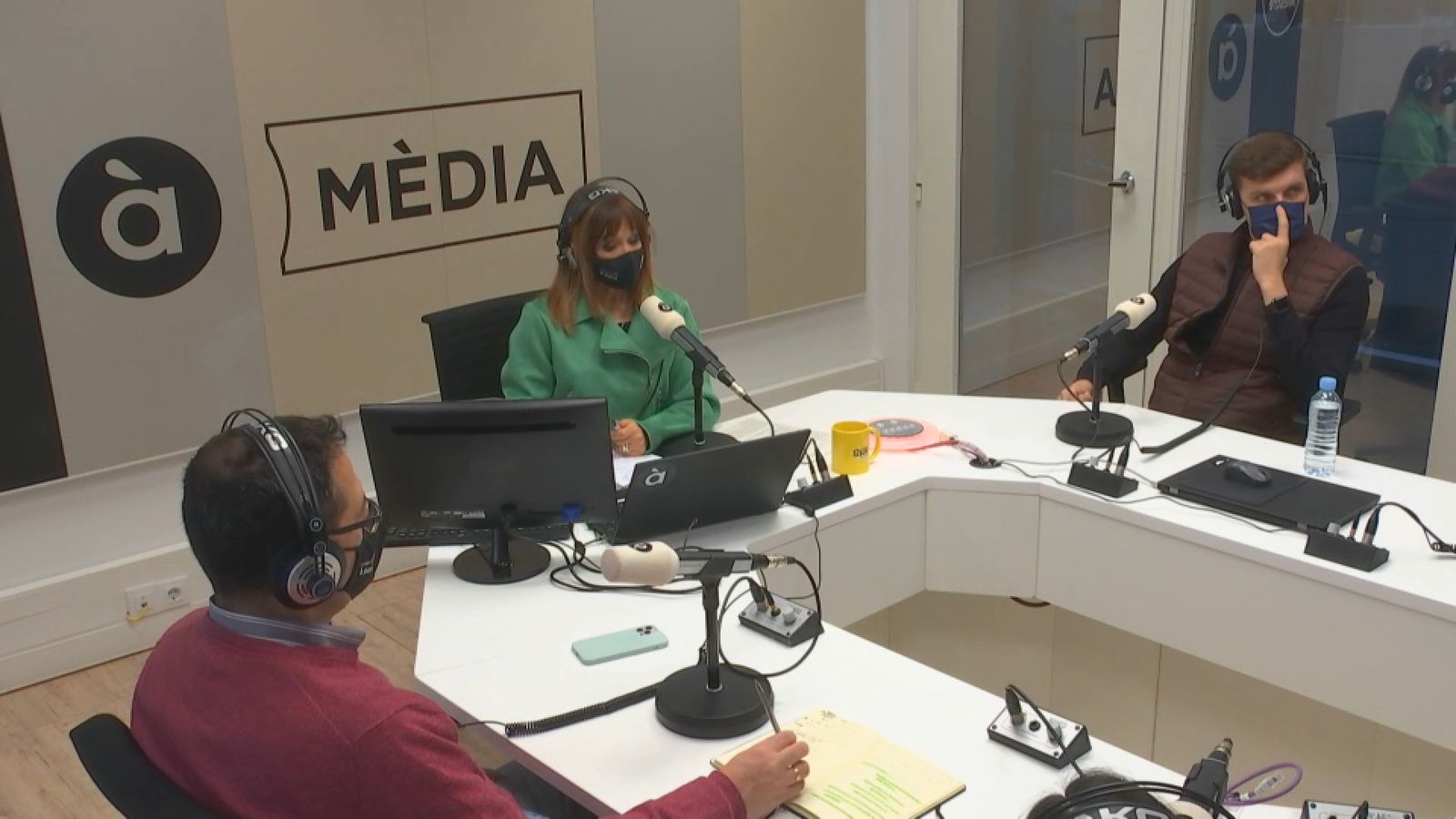 L'advocat Andreu Yakúbuv-Trembach (dreta) atén la intervenció telefònica del degà emèrit de l'ICAV Luis Miguel Romero