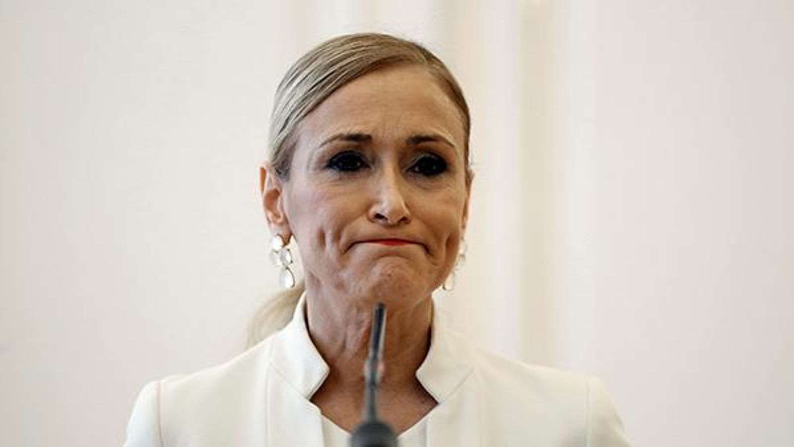 Cristina Cifuentes durant la roda de premsa en què va anunciar la seua dimissió com a presidenta de la Comunidad de Madrid Cristina Cifuentes durant la roda de premsa en què va anunciar la seua dimissió com a presidenta de la Comunidad de Madrid