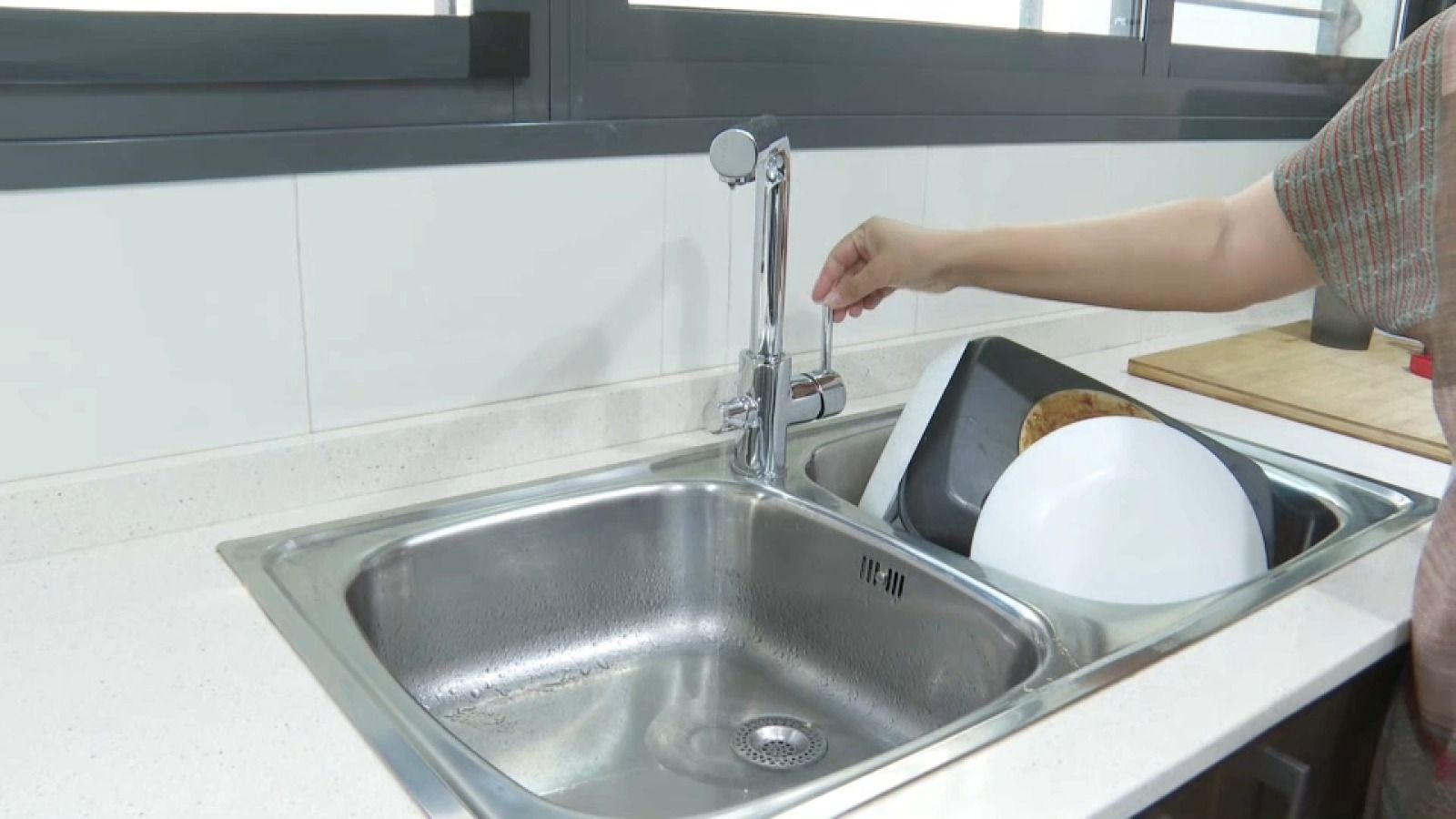 Una veïna de Sant Antoni de Benaixeve afectada pels problemes de subministrament d'aigua