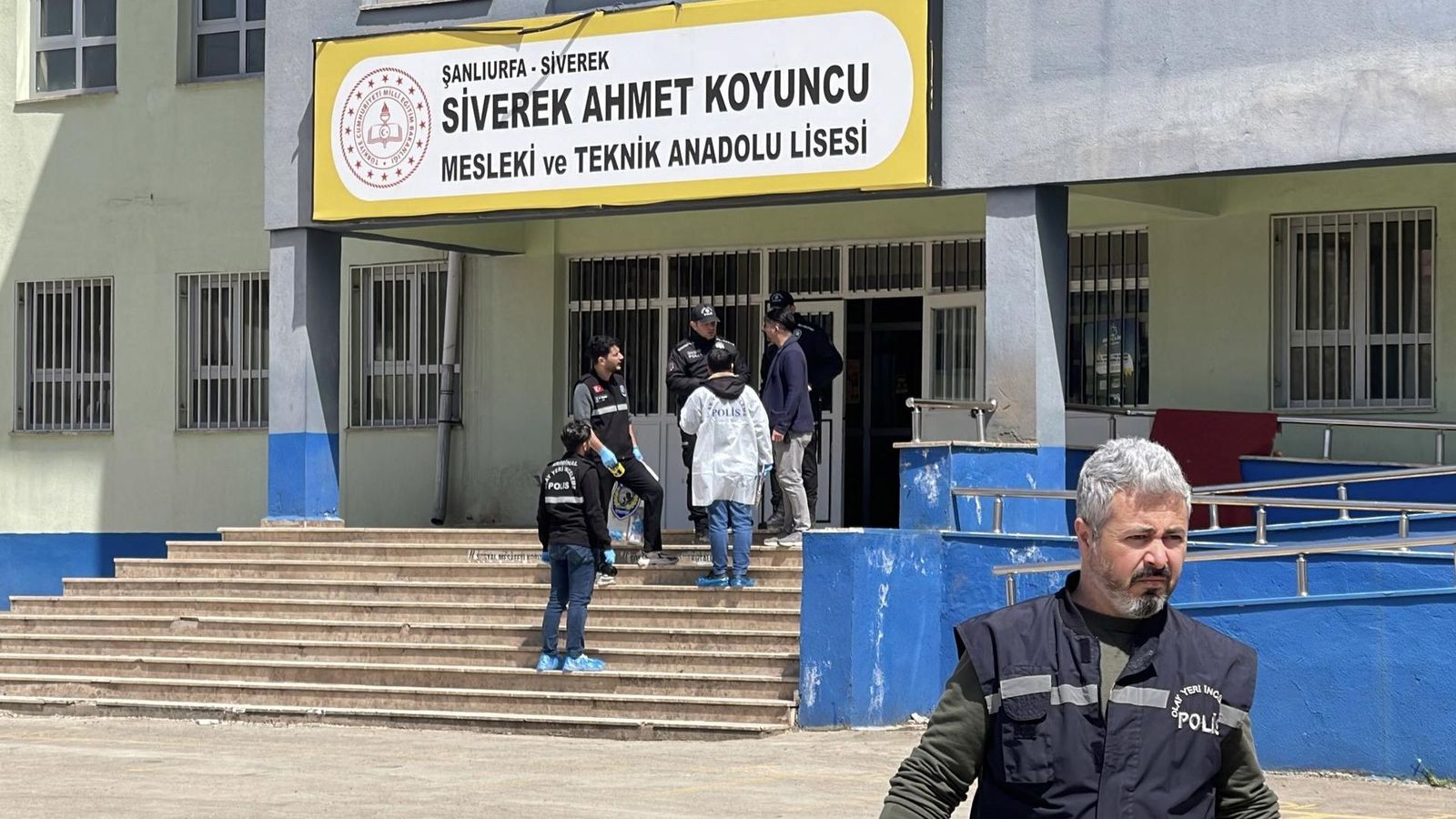 Els investigadors accedixen al centre educatiu on ha passat el tiroteig