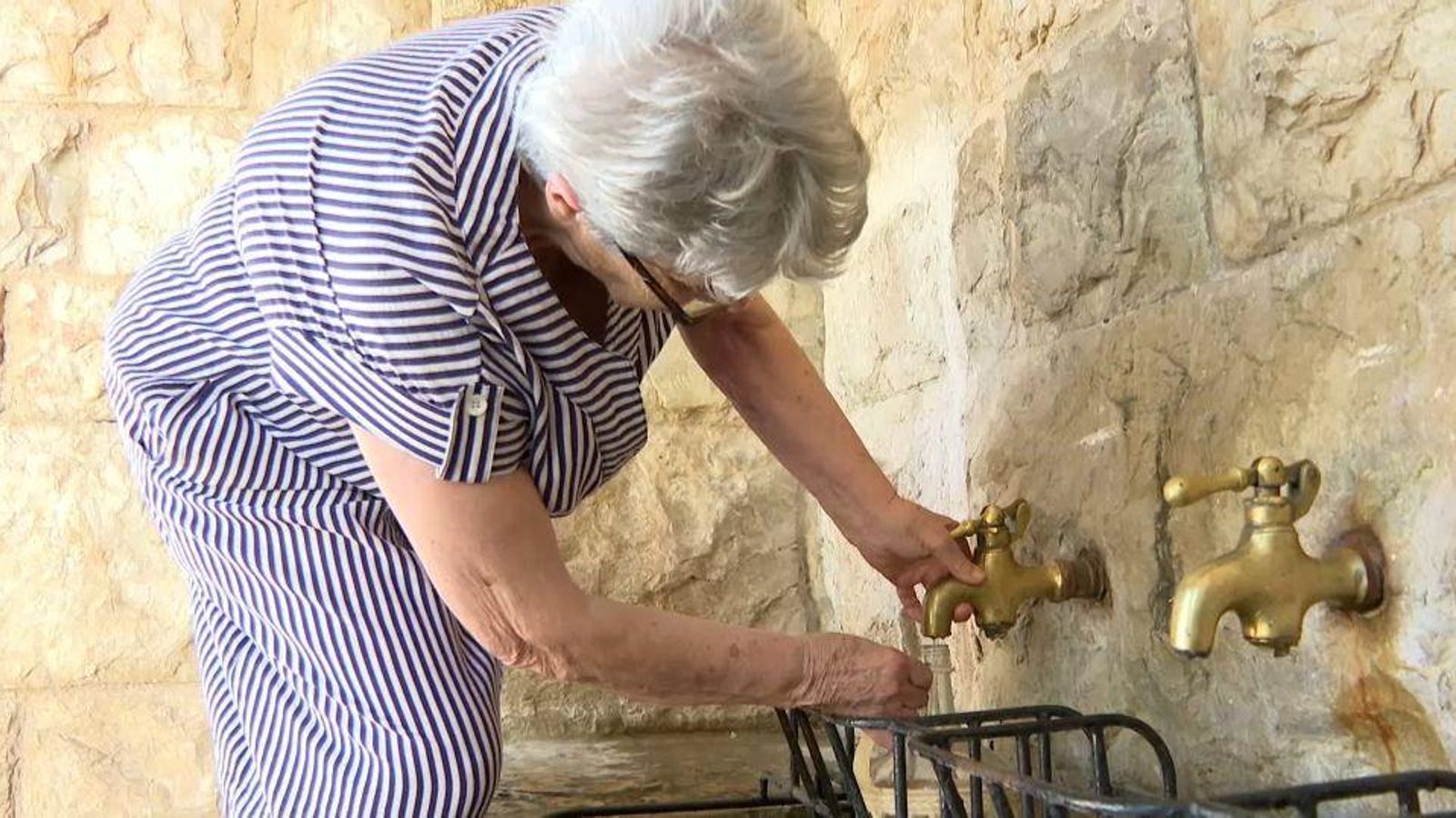 Furten dos aixetes de la Font d'En Segures, la més coneguda de Benassal (Alt Maestrat)