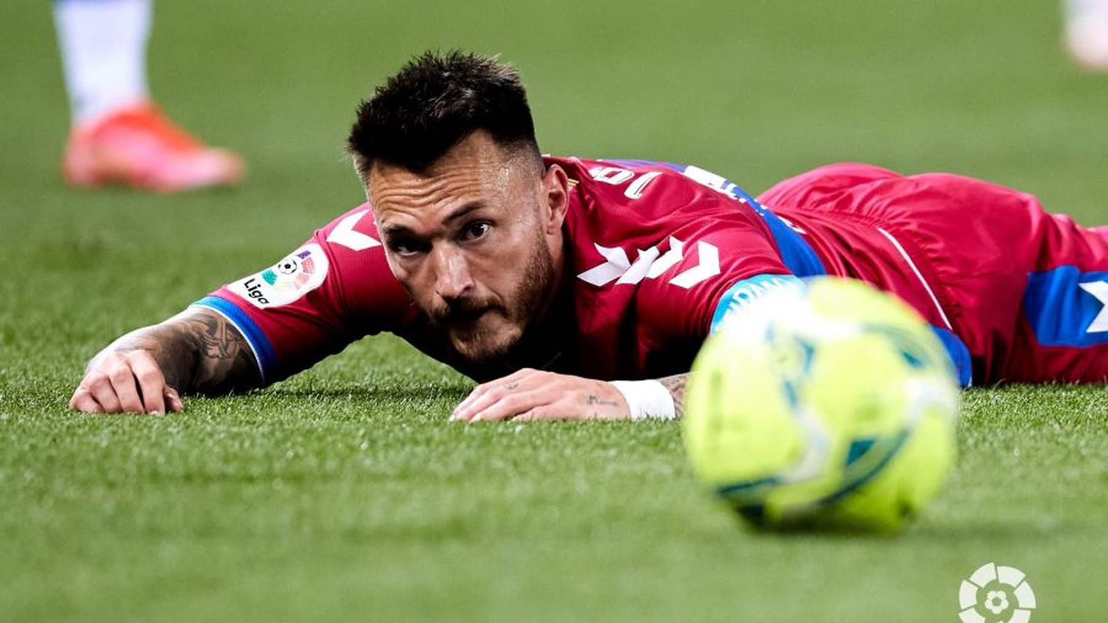 Josan mira la pilota en una acció del partit