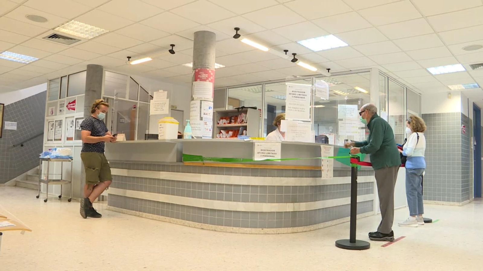 Diversos pacients esperen en un ambulatori valencià