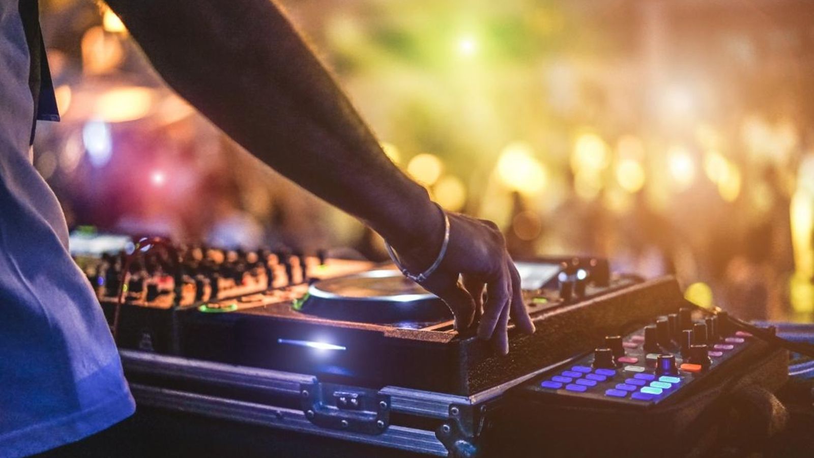 La Generalitat prohibeix les festes de Cap d’Any amb actuacions de discjòqueis, de cant i karaokes