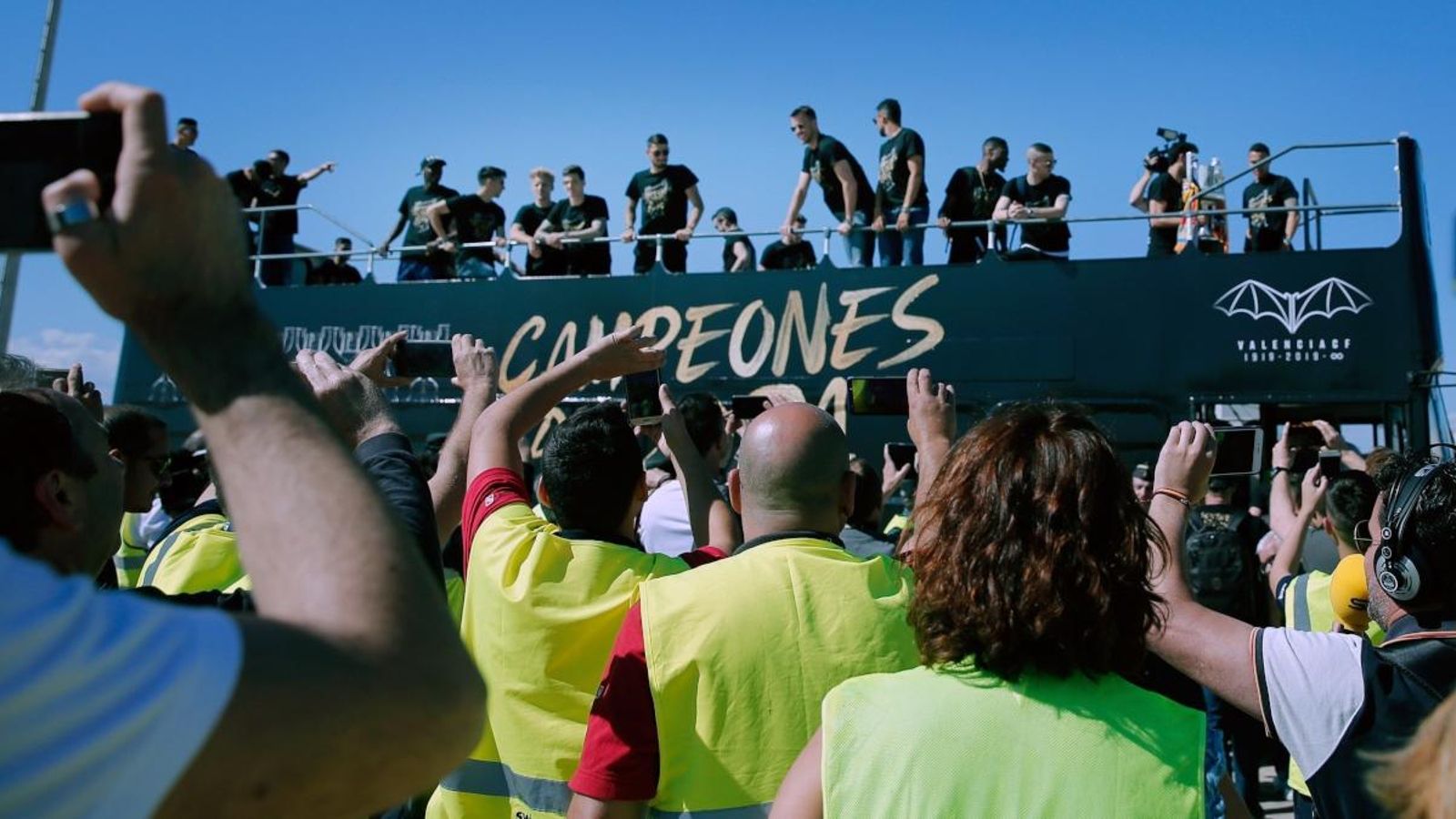 Acabada la rua que ha travessat els carrers de València, la cerimònia ha començat al Mestalla