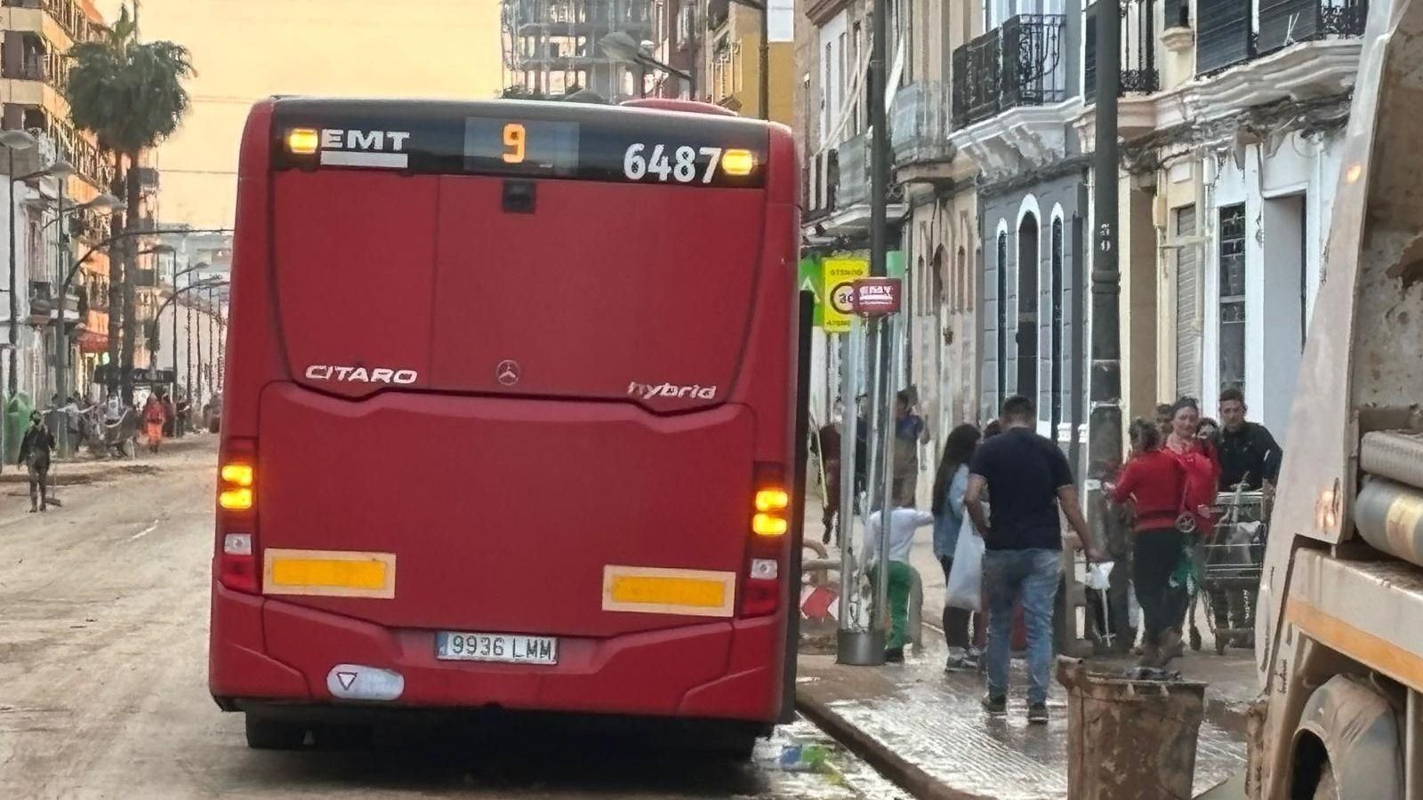 Un autobús de l'EMT fa parada en la pedania valenciana de la Torre, una de les més afectades per la DANA