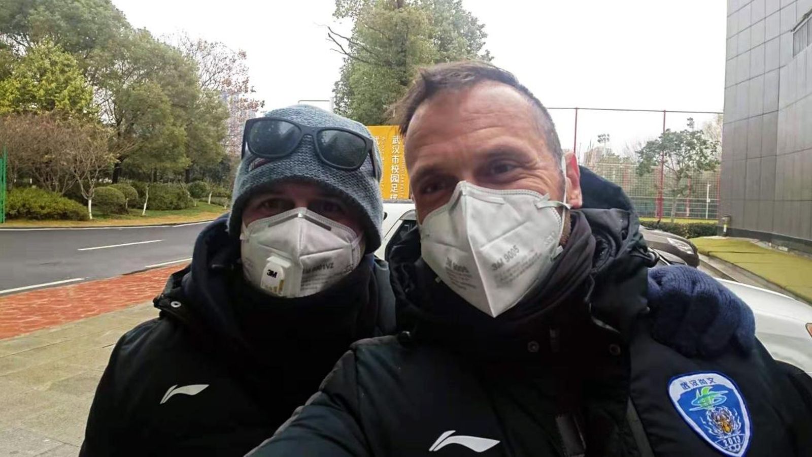 L'espanyol Oliver Cuadrado (dreta) juntament a un amic a la ciutat xinesa de Wuhan