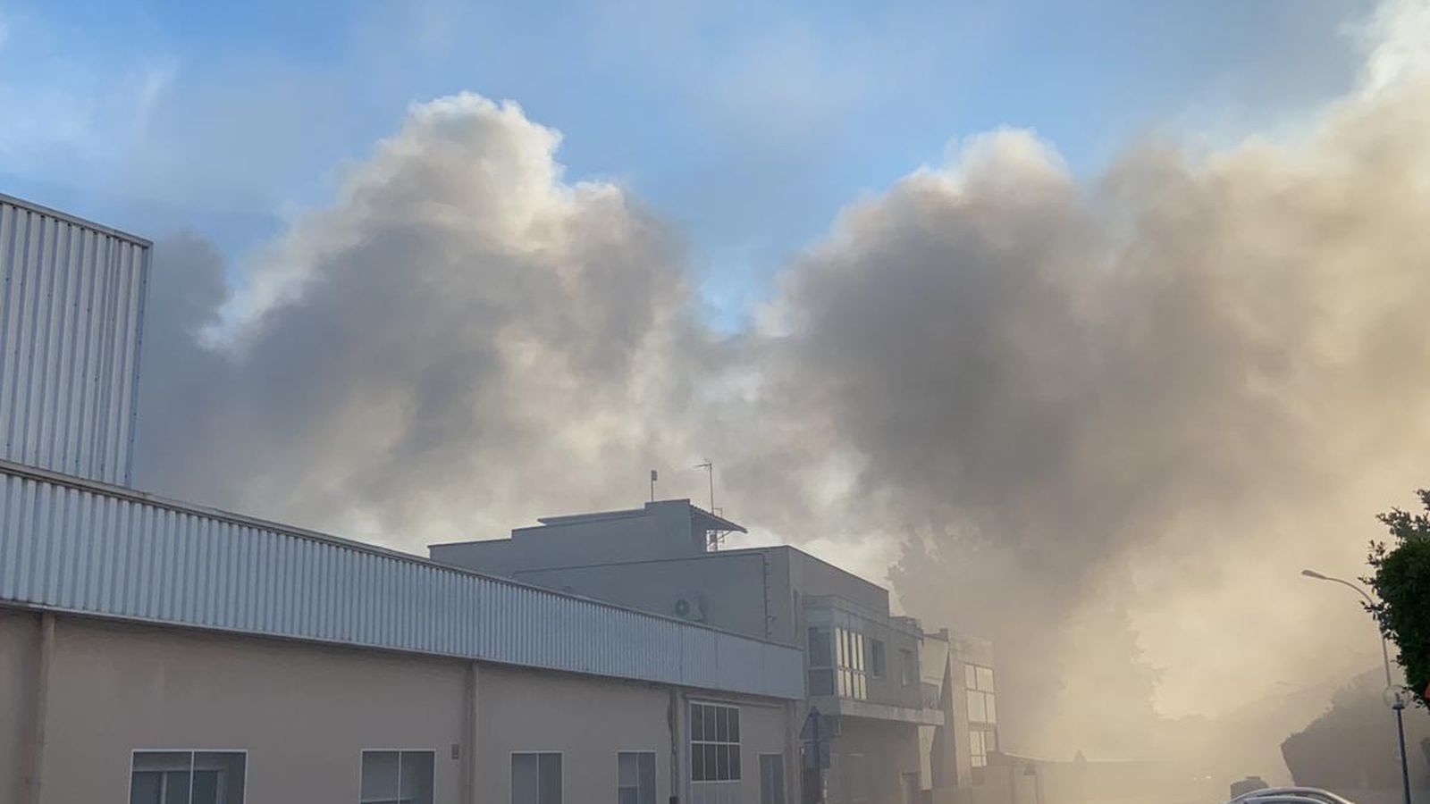 La combustió d'una gran quantitat de gasolina ha provocat una columna de fum visible des de diferents punts de la Safor