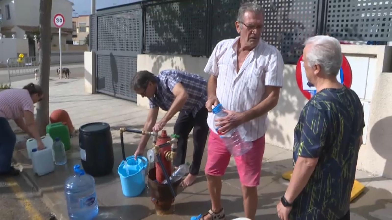 Veïnat de San Pedro de Pinatar omplint marraixes d'aigua potable Veïnat de San Pedro de Pinatar omplint marraixes d'aigua potable