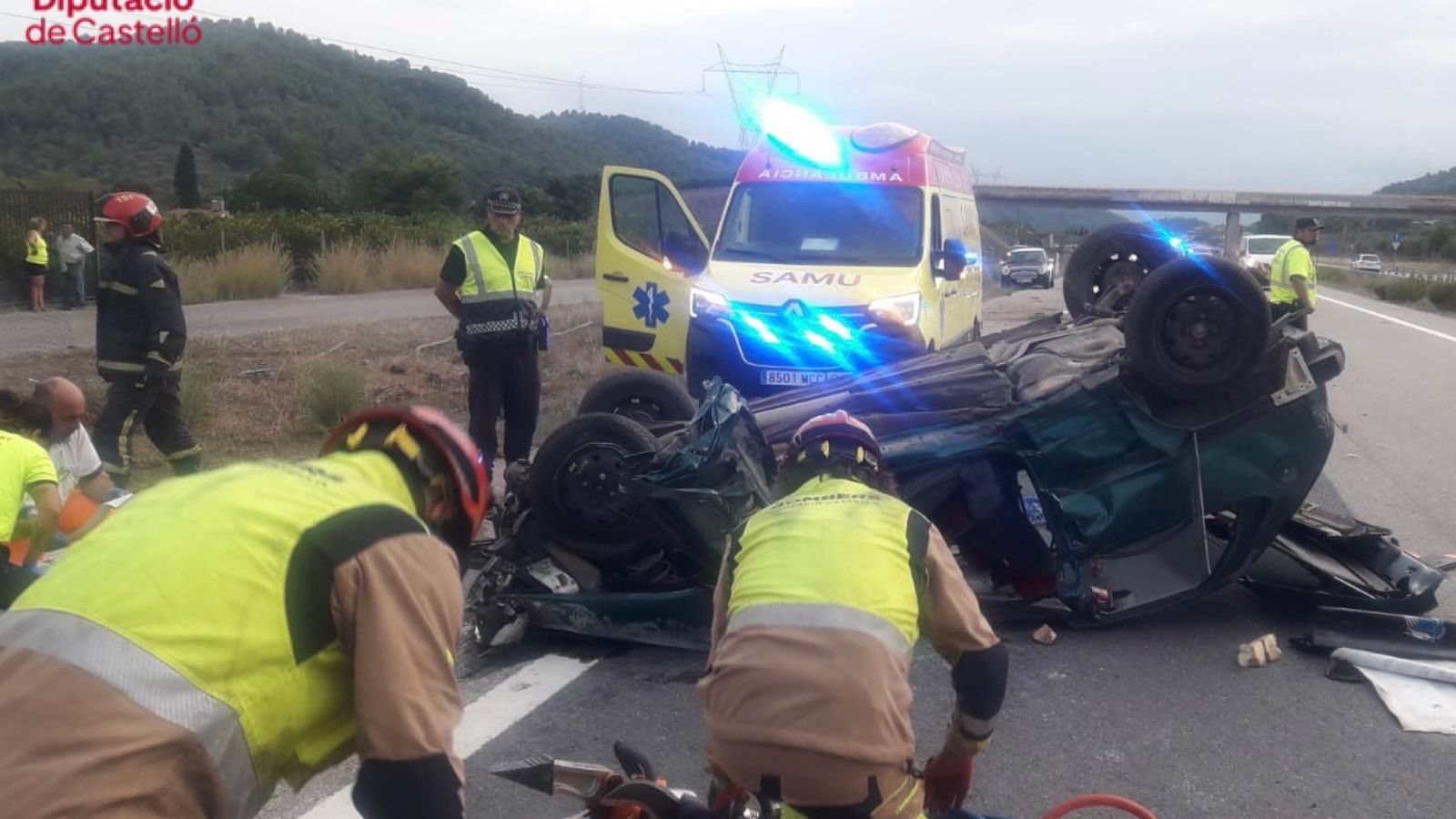 Imatge dels bombers i els efectius sanitaris treballant en l'accident