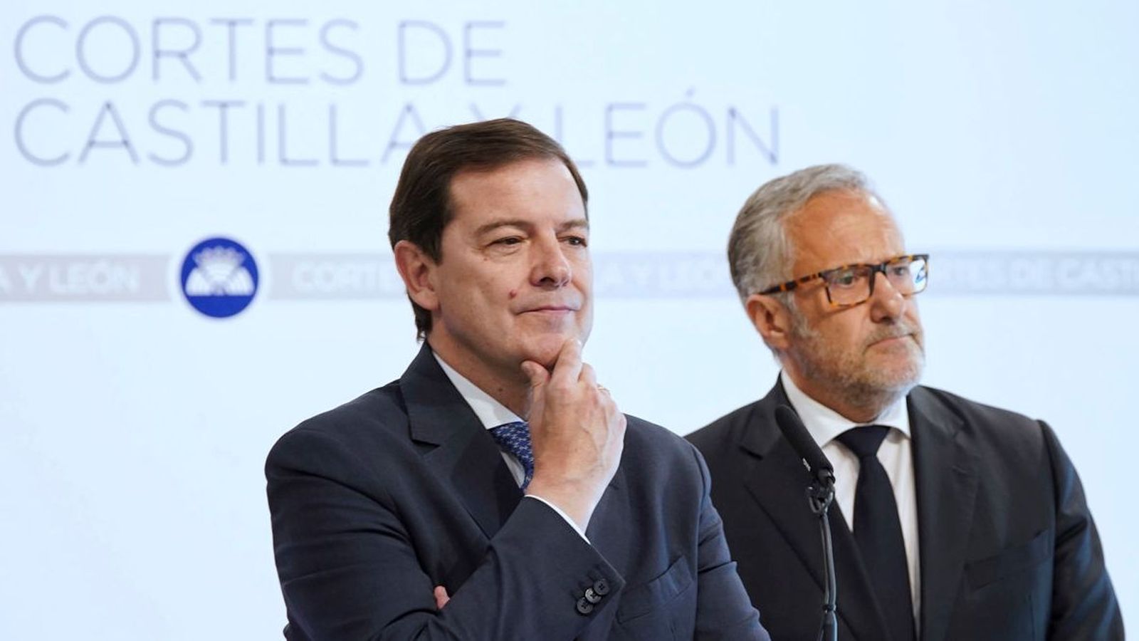 D'esquerra a dreta, el president de la Junta de Castella i Lleó en funcions, Alfonso Fernández Mañueco, i el portaveu de Vox en les Corts, Carlos Pollán