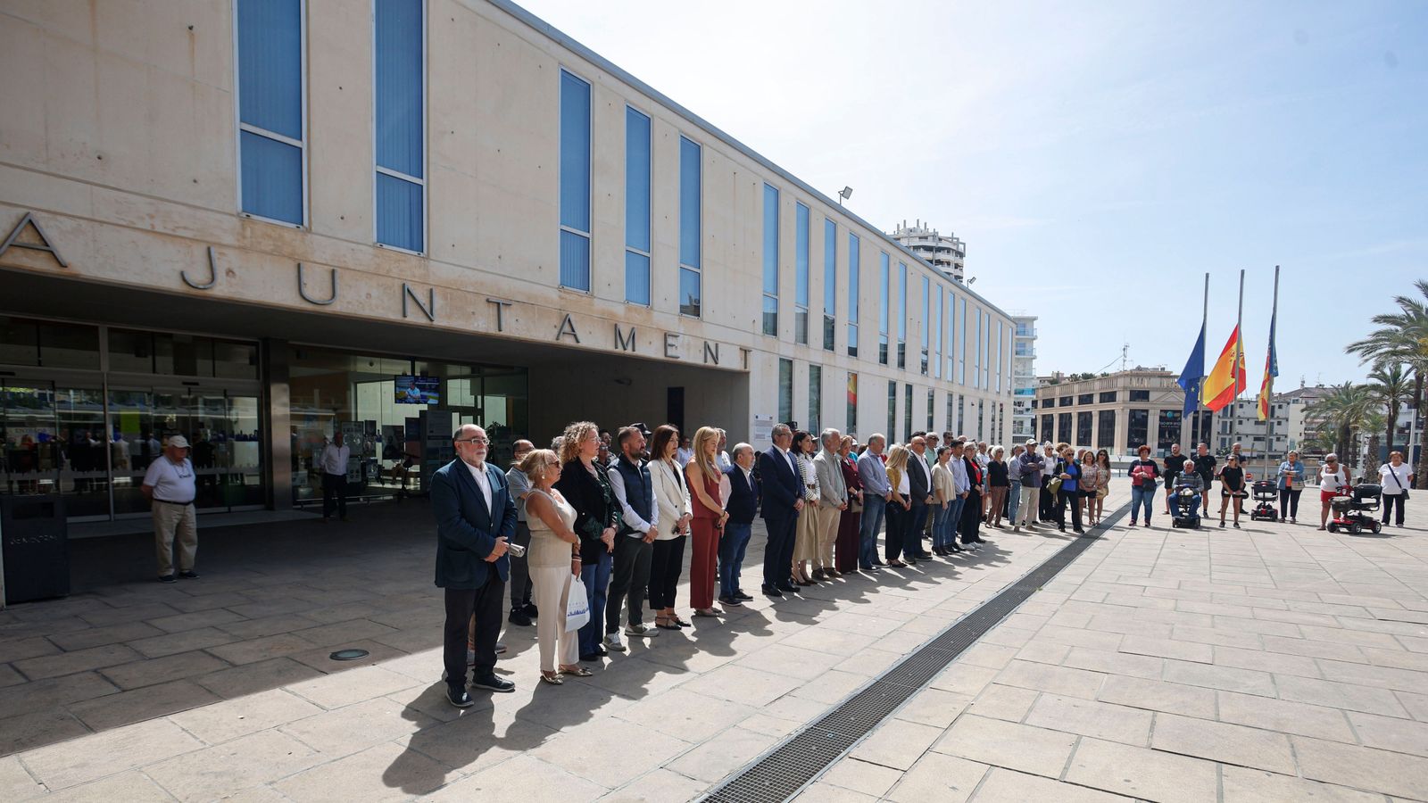 Tres minuts de silenci en senyal de dol per la mort de dos operaris en un accident laboral a Benidorm