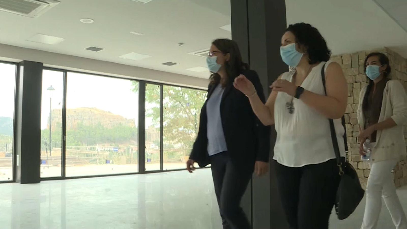 La consellera Oltra durant la visita, aquest dilluns, a la futura residència de persones majors a Alpont