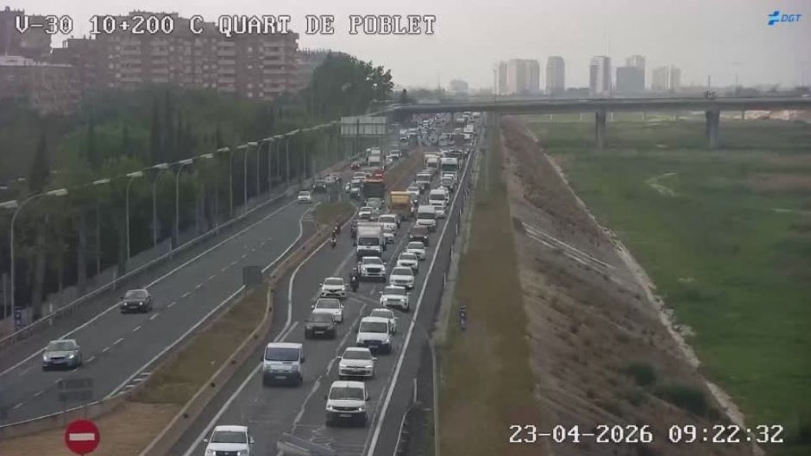 Una imnatge de les retencions i trànsit dens en la V-30, este dijous