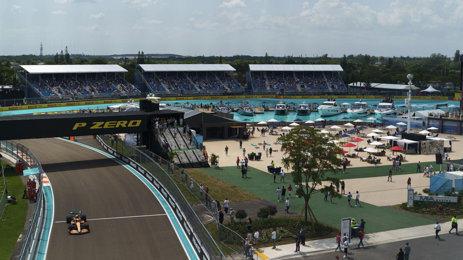 En traçat urbà en algunes zones emula un club nàutic amb iots i aigua, això sí, falsa