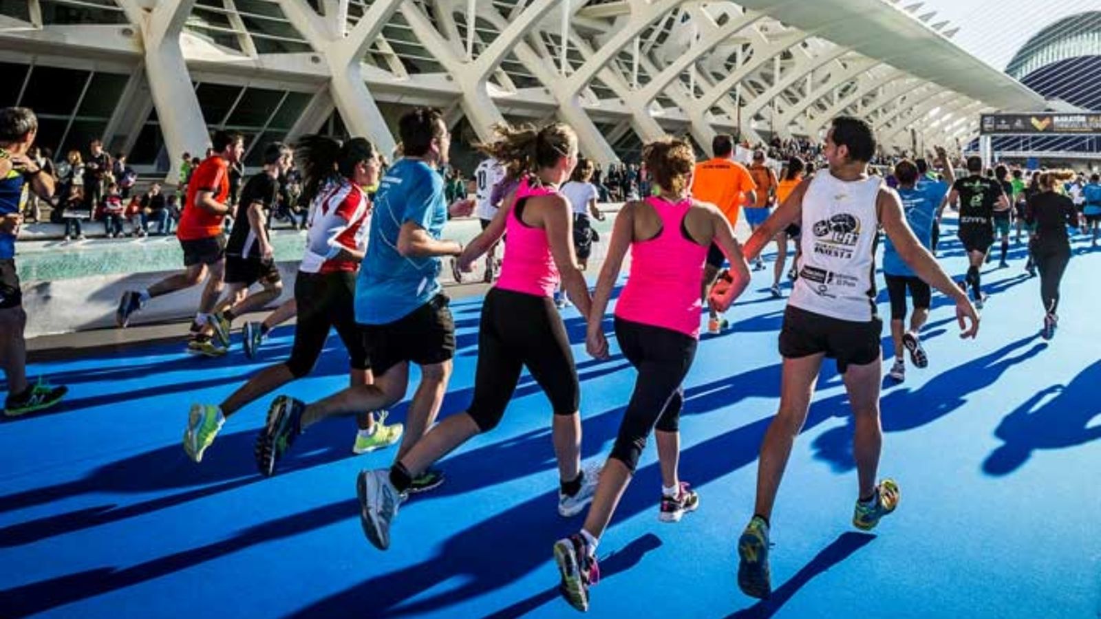 Els podòlegs ofereixen informació sobre com afavorir la salut dels corredors de la Marató de València