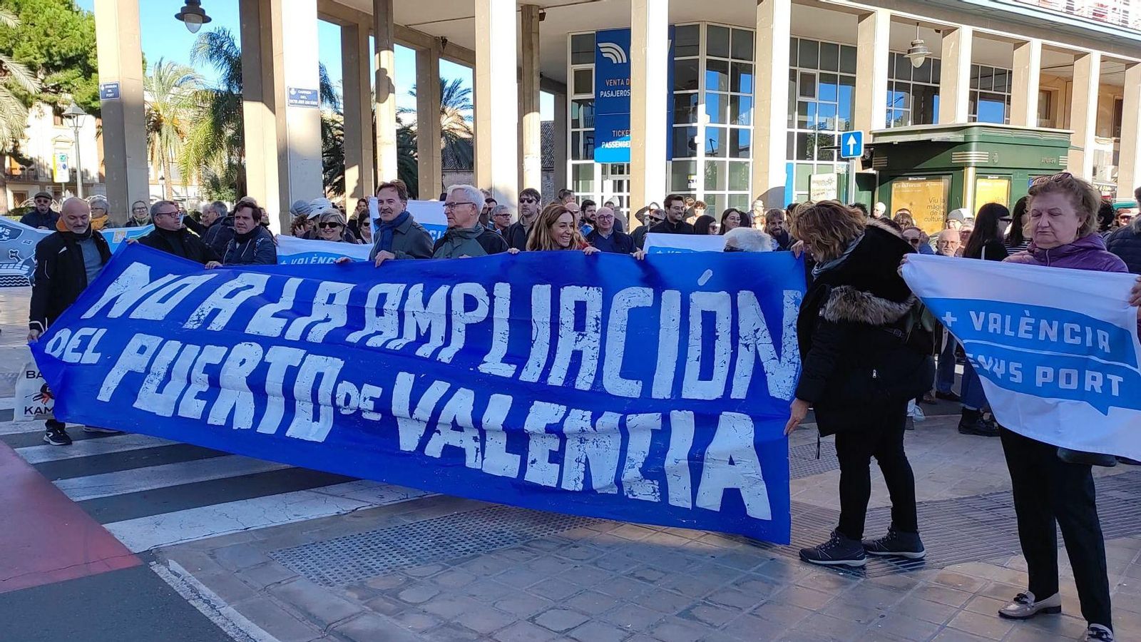 Diversos membres de Compromís encapçalen la protesta de Ciutat-Port amb motiu de la visita a València del ministre de Transports