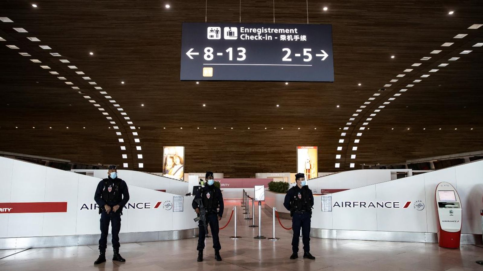 Agents de la policia francesa patrullen per la Terminal 2 en l'Aeroport Internacional Charles de Gaulle