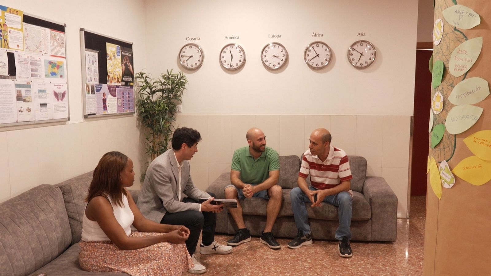 Tres refugiats i Ricardo Boix al Centre d'Acollida de Protecció Internacional de Mislata