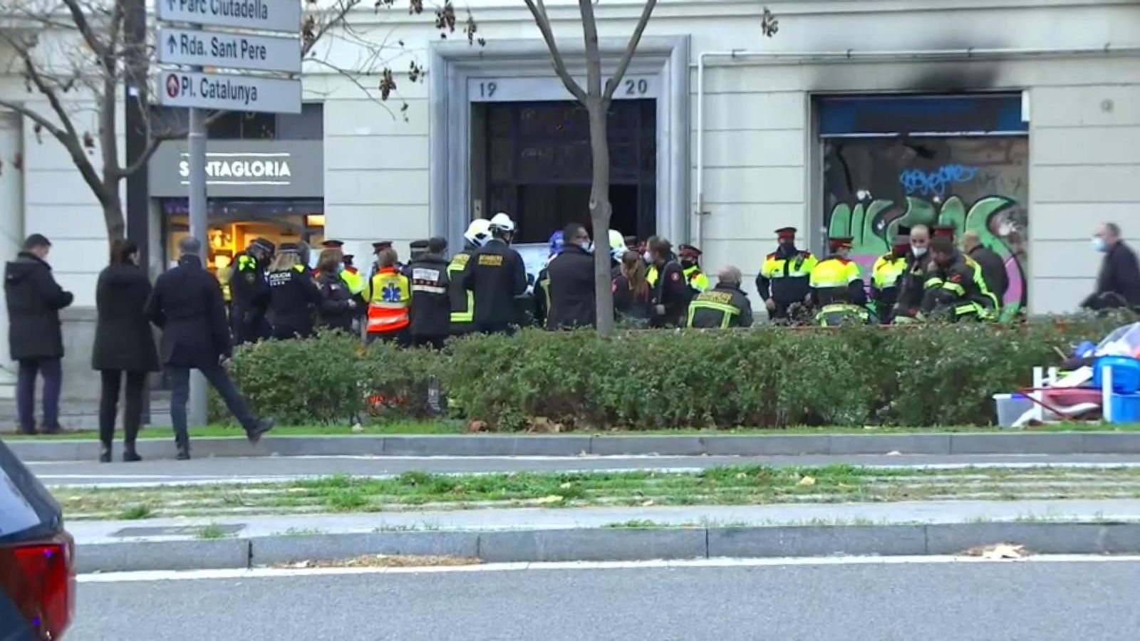 Bombers i efectius d'emergències a la zona del sinistre